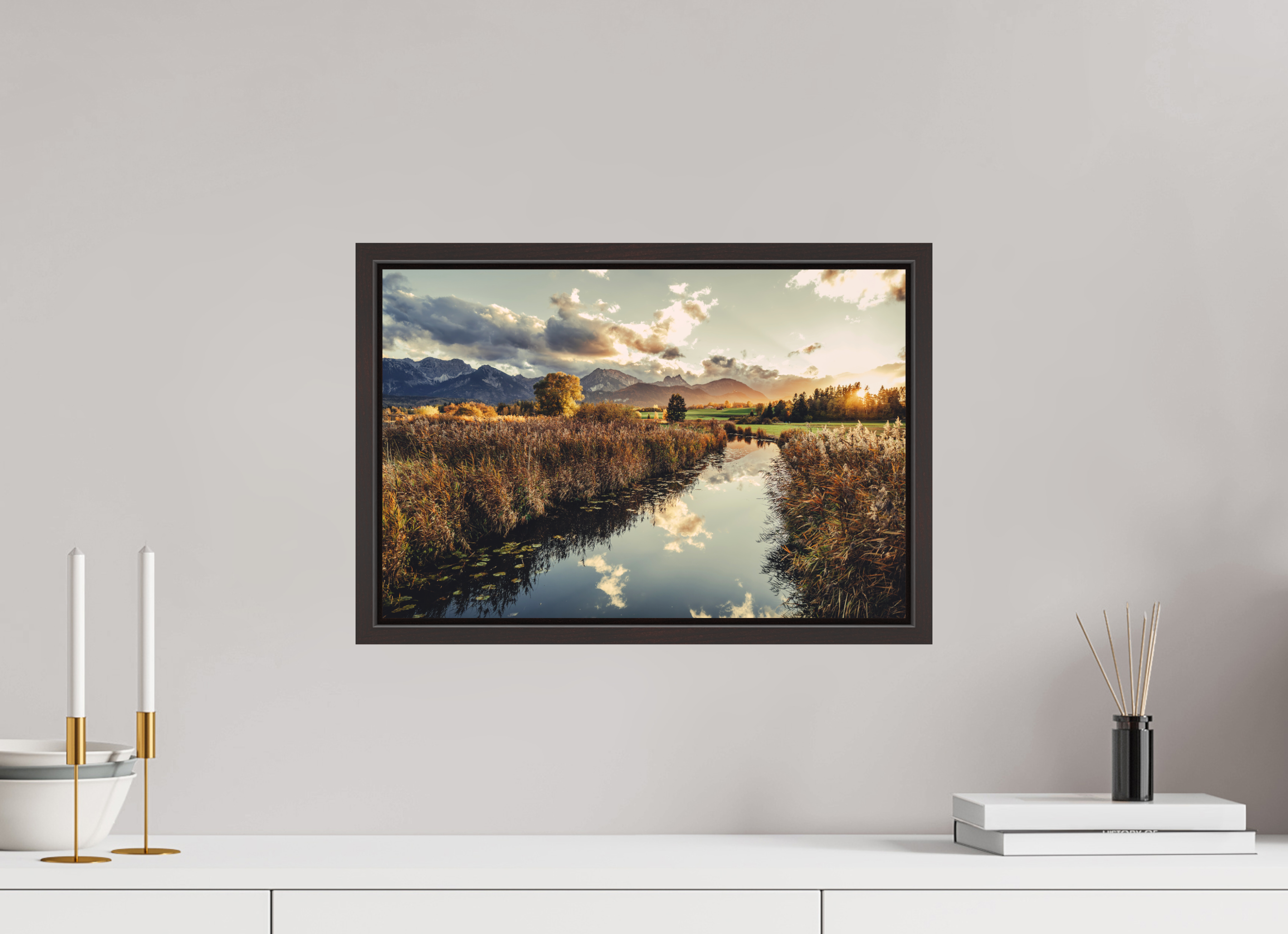 45 x 30 cm, Foto Abzug hinter Acryglas matt mit 15mm Holzrahmen, Farbe Holzrahmen: Erle, braun. Hopfensee im Allgäu - goldener Herbst in der Abendstimmung